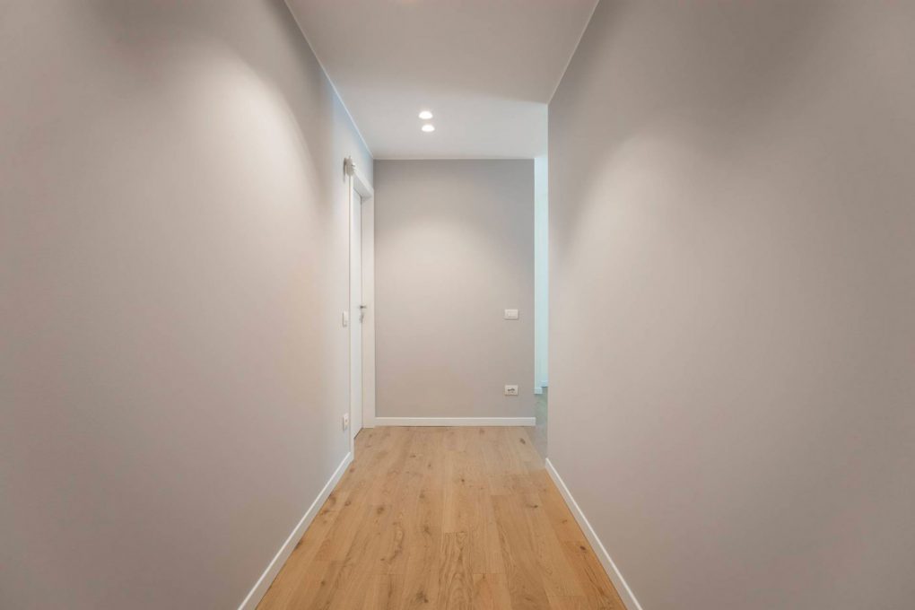 ingresso corridoio grigio con parquet