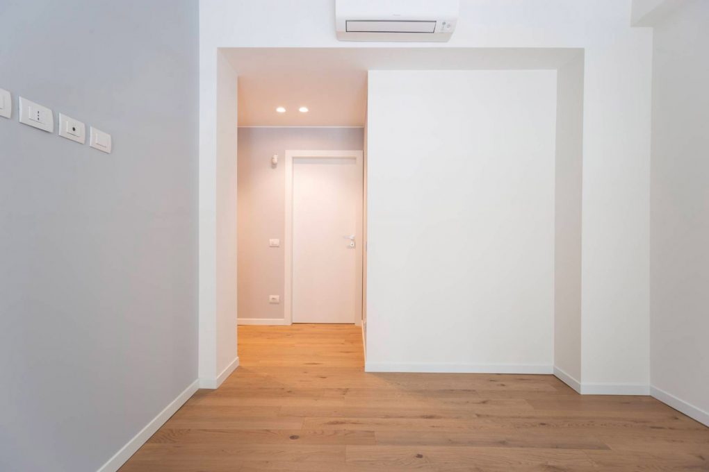 soggiorno con parquet e parete grigia