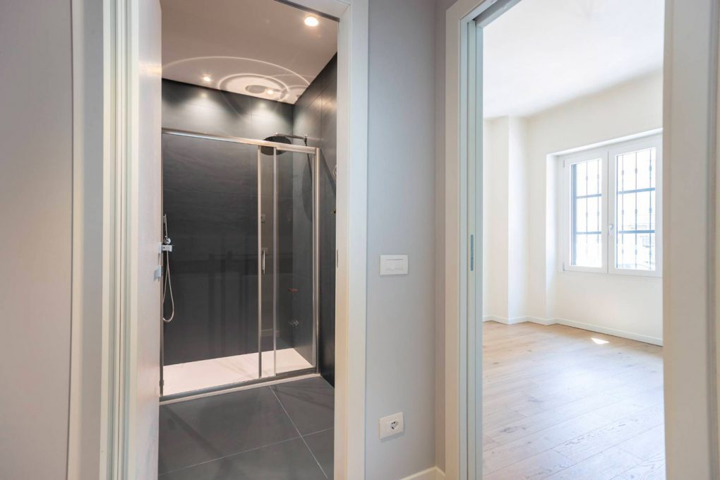 disimpegno grigio con sguardo su bagno e camera