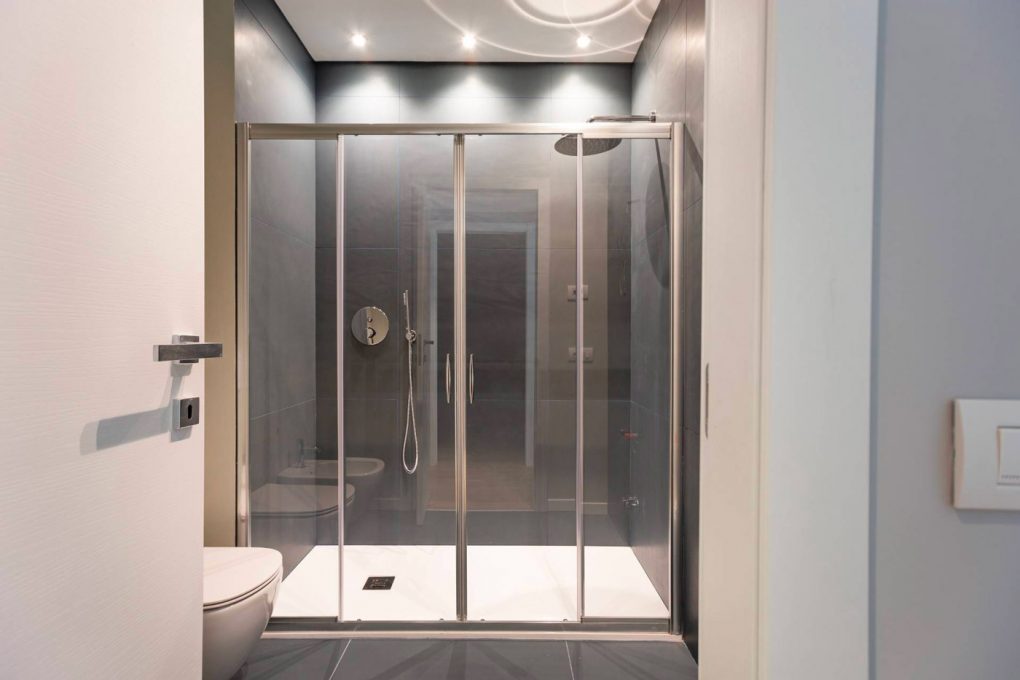 bagno blu navy e grigio