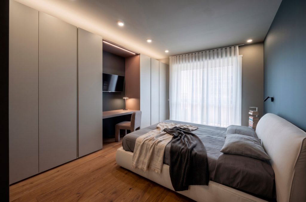 Camera da letto contemporanea con armadiatura su misura e angolo scrittoio