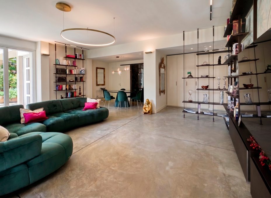 Zona living e sala da pranzo open space in via Fetonte con pavimento continuo