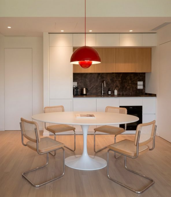 Cucina e zona pranzo contemporanea con tavolo Tulip e lampada rossa a sospensione
