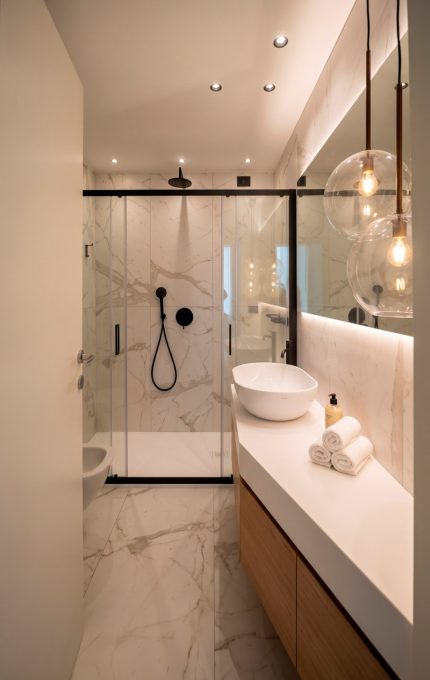 Bagno contemporaneo con doccia e finiture in gres effetto marmo Calacatta